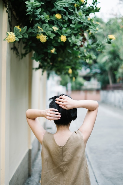 Fille marche dans l'arbre Photo gratuit