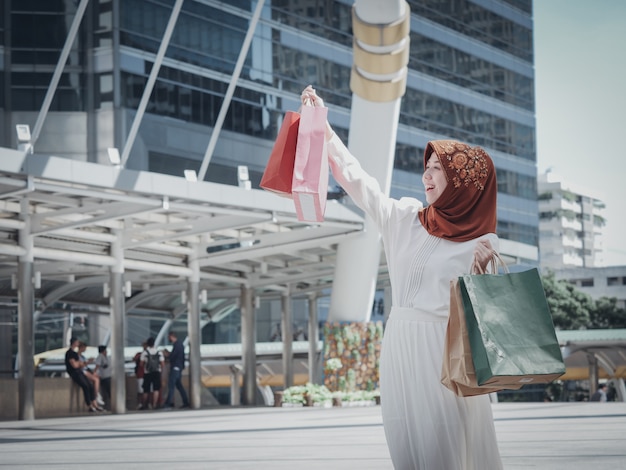 Fille musulmane avec sac à provisions Photo Premium