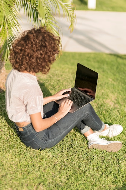 Fille Avec Un Ordinateur Portable | PhotoGratuite