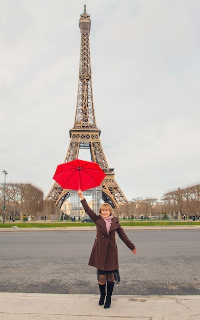 photo tour eiffel parapluie rouge