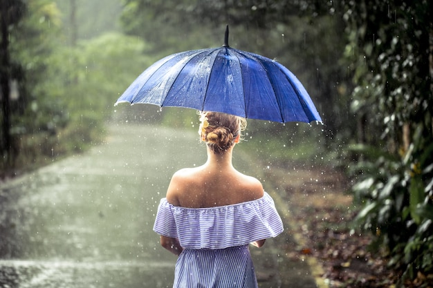 Fille Avec Parapluie Sous La Pluie Photo Premium