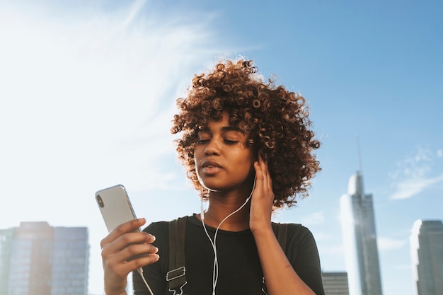 Fille Qui Ecoute De La Musique Depuis Son Telephone Photo Premium