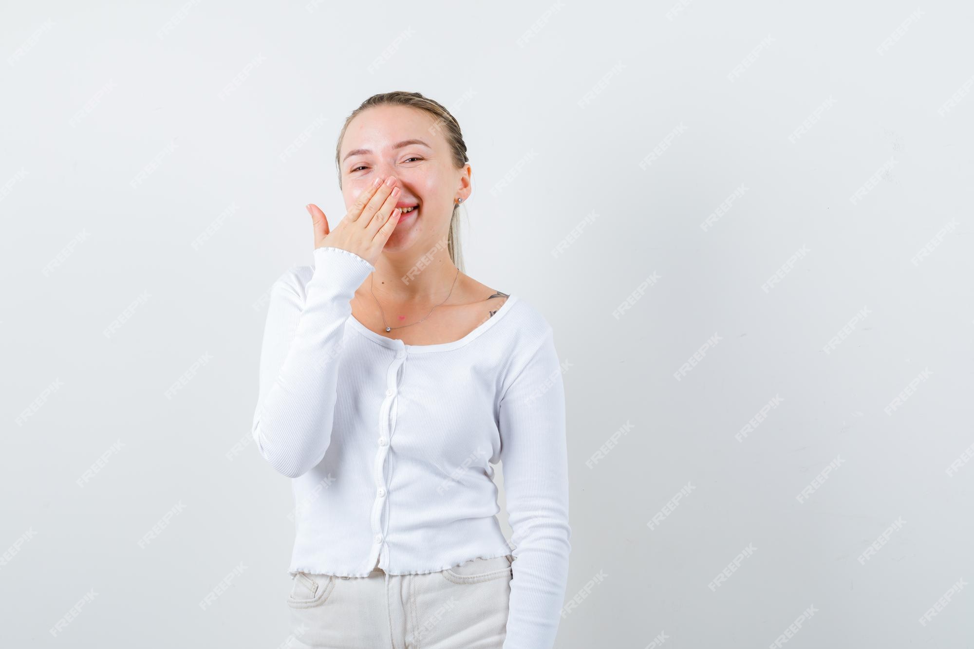 Une Fille Souriante Ferme La Bouche Sur Fond Blanc | Photo Gratuite