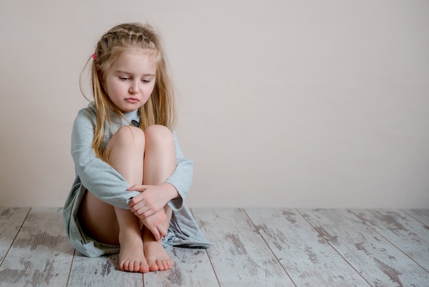 Fille Triste Assise Seule Sur Le Sol Photo Premium