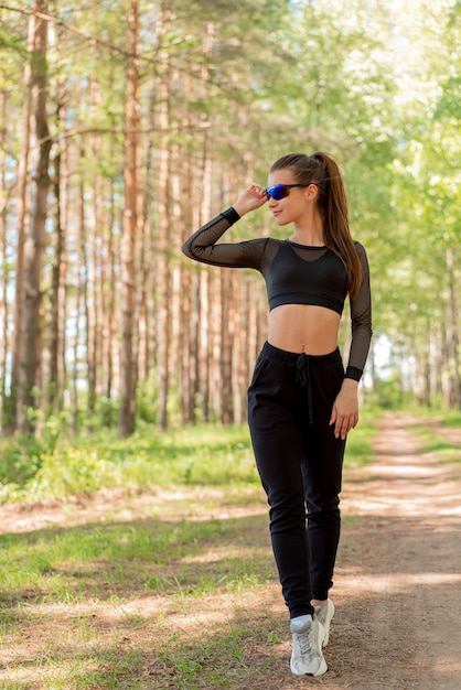 Fille En Uniforme Et Lunettes De Soleil Fai