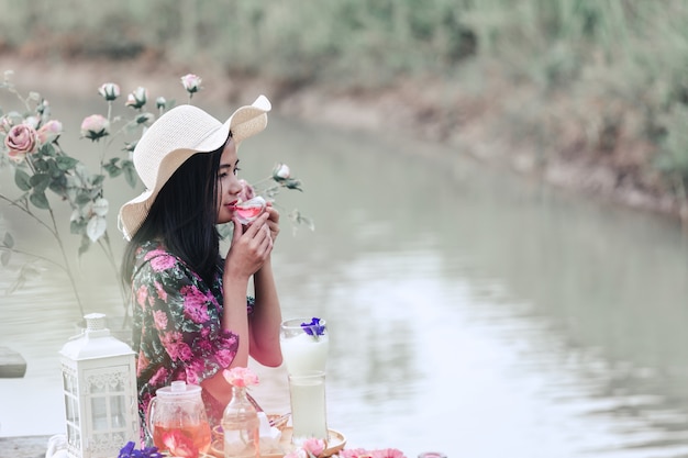 Fille Vêtue D'une Robe à Fleurs Assis Au Bord De L'eau | Photo ...