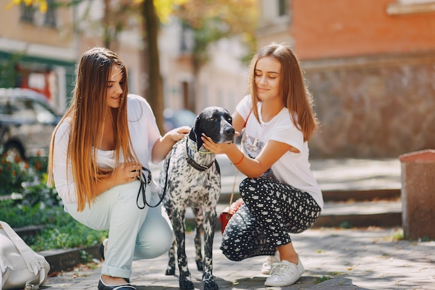 Filles Avec Un Chien Photo Gratuite