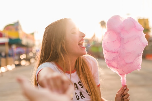 Filles heureux s'amuser dans le parc d'attractions Photo gratuit
