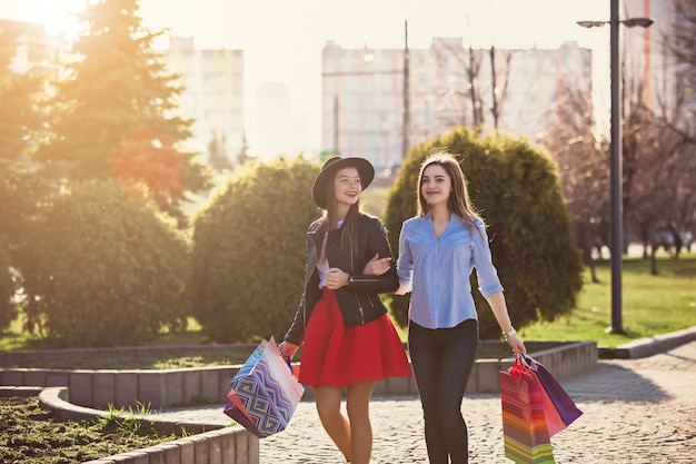 Filles Marchant Avec Shopping Dans Les Rues De La Ville | Photo Gratuite