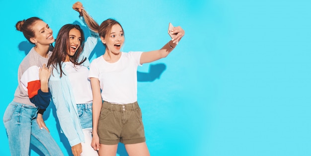 Filles, Prendre, Selfie, Autoportrait, Photos, Sur, Smartphone., Modèles, Poser, Près, Mur Bleu, Dans, Studio, Femme, Projection, Positif, Figure, émotions Photo gratuit