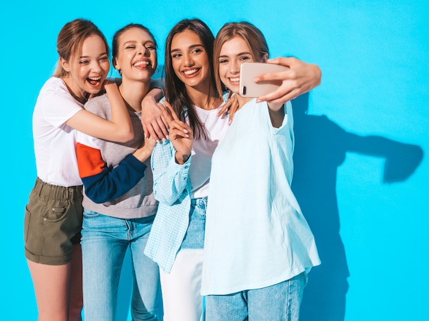 Filles, Prendre, Selfie, Autoportrait, Photos, Sur, Smartphone., Modèles, Poser, Près, Mur Bleu, Dans, Studio, Femme, Projection, Positif, Figure, émotions Photo gratuit