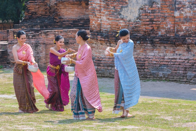 Filles tha landaises en costume traditionnel tha landais 