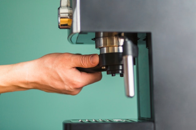 Filtre tournant à la main dans la machine à café Photo gratuit