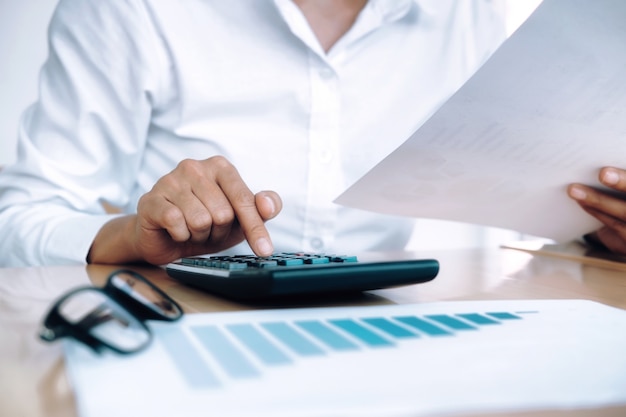 Finances saving economy concept. comptable féminin ou calculatrice d'utilisation bancaire. Photo gratuit