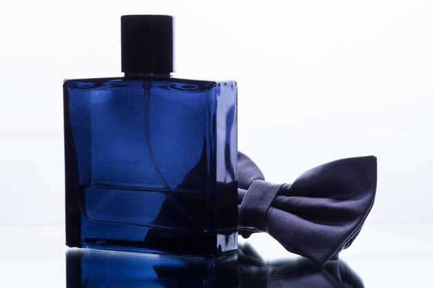 bouteille de parfum avec un noeud