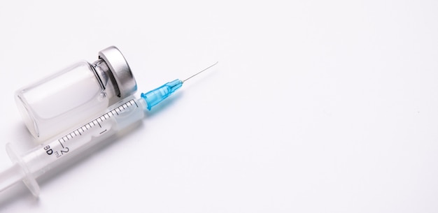 Flacon de vaccin contre la grippe et la rougeole avec injection de seringue pour vaccination Photo Premium