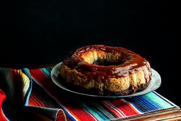 Flan Au Chocolat Chocoflan Mexicain Gateau Au Biscuit Au Chocolat Et Flan Au Caramel Avec Une Sauce Au Caramel Sur Le Dessus Sur Une Table En Bois Fonce Photo Premium