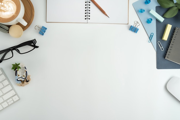 Flat lay, espace de travail de bureau vue de dessus avec carnet de notes vierge, clavier, fournitures de bureau. Photo Premium