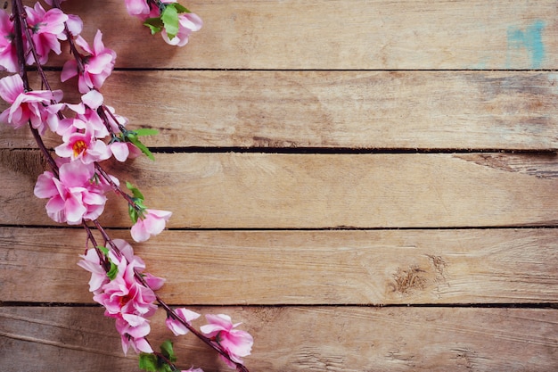 Fleur De Cerisier Et Fleurs Artificielles Sur Fond En Bois