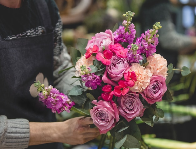 Fleuriste Mâle Confectionnant Un Bouquet De Fleurs Colorées