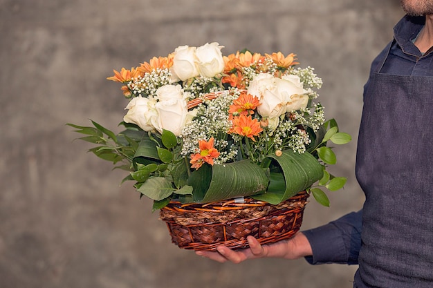 Fleuriste Mâle Promouvant Un Bouquet De Fleurs à Lintérieur