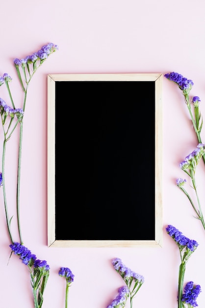Fleurs décoratives avec un tableau Photo gratuit