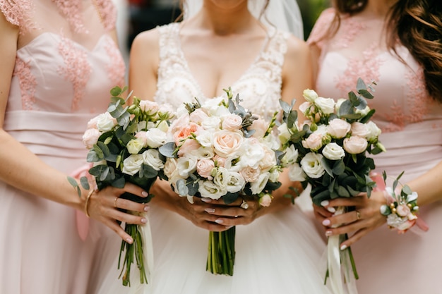 Fleurs De Mariage Mariée Et Demoiselles Dhonneur Tenant