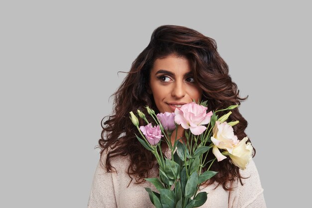 Des Fleurs Pour Elle Jolie Jeune Femme Tenant Un Bouquet De Fleurs Et Regardant Loin En Se 4292