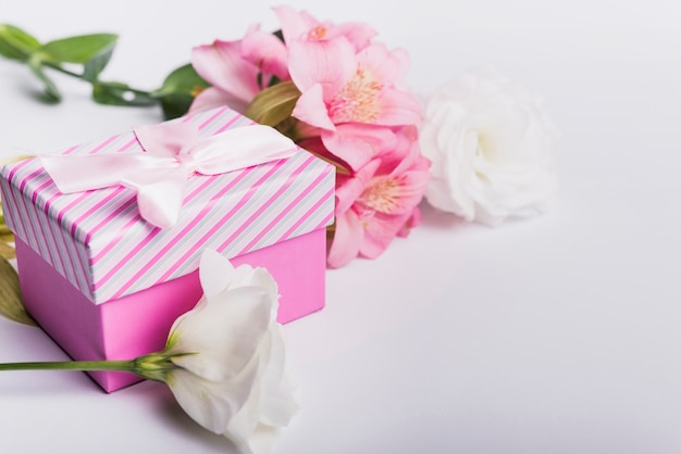 Fleurs Roses Et Blanches Avec Boîte Cadeau Sur Fond Blanc