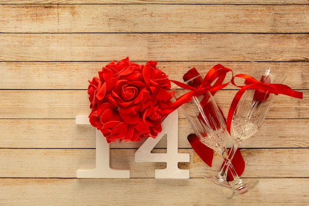 Fond En Bois Avec Verres De Champagne Fleurs Et Numeros En Bois Du 14 Fevrier Le Concept De La Saint Valentin Et D Un Diner Romantique Au Restaurant Photo Premium