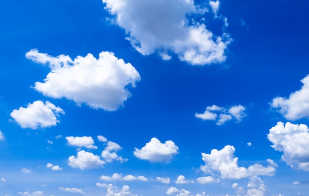 Fond De Ciel Bleu Clair Avec Des Nuages Photo Premium