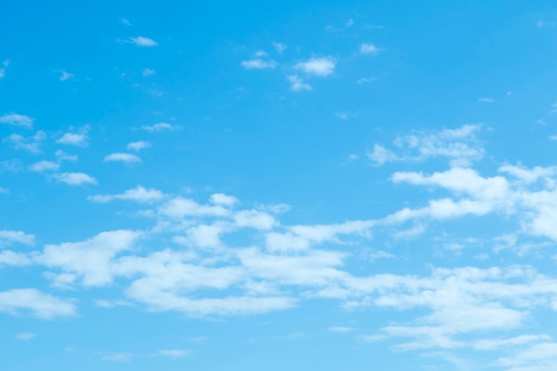 Fond De Ciel Bleu Avec Des Nuages Minuscules Photo Premium