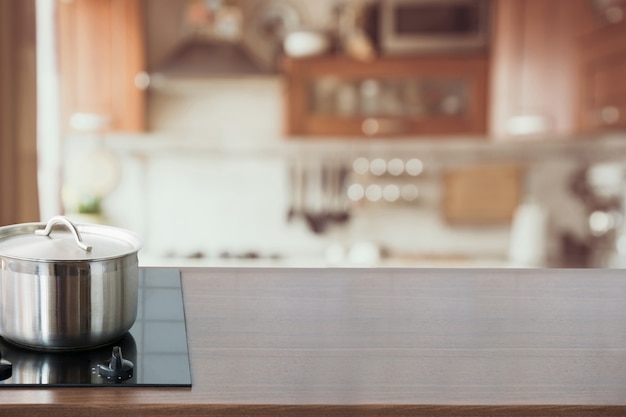 Fond De Cuisine Floue Et Abstraite Plateau En Bois Avec Casserole Et Cuisine Moderne Defocalise Photo Premium