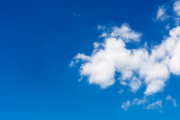 Fond D Ecran De Nuages Dans Le Ciel Bleu Photo Gratuite