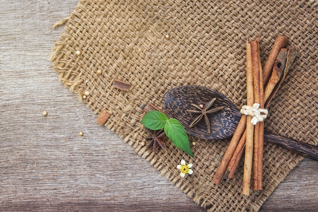 Fond d'ingrédients à base de plantes pour créer un contenu sain Photo Premium