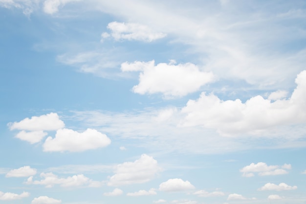 Un Fond De Nuage Doux Ciel Bleu Avec Nuage Photo Premium