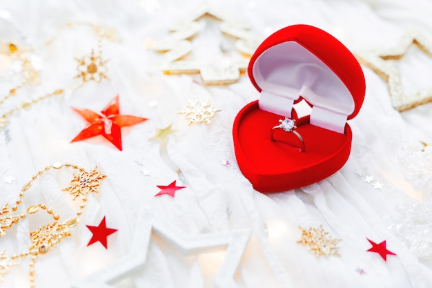 Fond De Vacances De Noel Et Du Nouvel An Avec Decorations Et Bague De Fiancailles En Or Avec Diamant Dans Une Boite Cadeau Coeur Carte De Saint Valentin Photo Premium