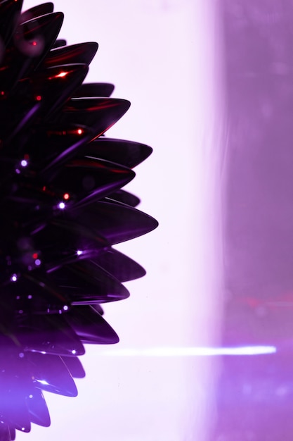 Fond violet avec métal liquide ferromagnétique avec espace de copie Photo gratuit