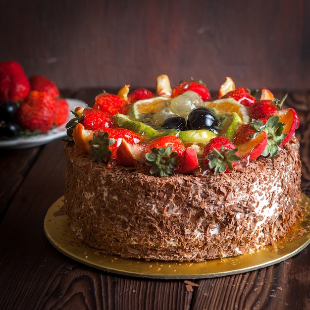 Fraise Gateau Aux Fruits Au Chocolat Et Fraise Fraiche Sur Table En Bois Photo Gratuite