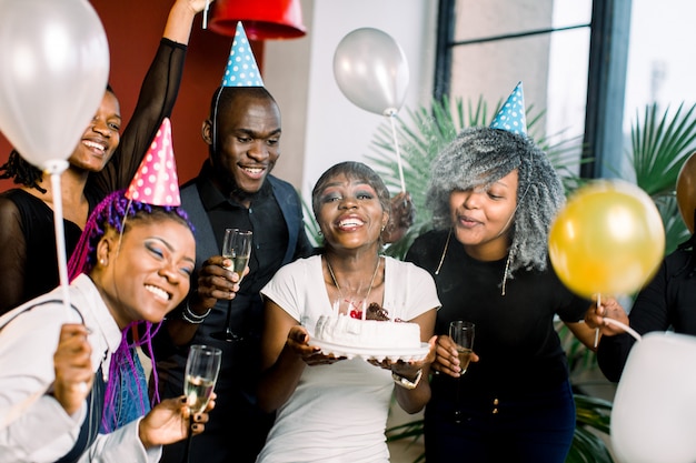 Gai Jeune Entreprise Africaine Fete Son Anniversaire Et Un Gateau Avec Des Bougies Photo Premium