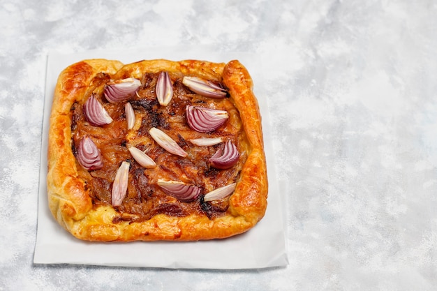 Galette De Tarte à L'oignon à La Française Avec Pâte Feuilletée Et Divers Oignons, échalotes, Oignons Rouges, Blancs Et Jaunes, Vue De Dessus Photo gratuit