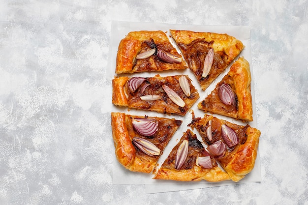 Galette De Tarte à L'oignon à La Française Avec Pâte Feuilletée Et Divers Oignons, échalotes, Oignons Rouges, Blancs Et Jaunes, Vue De Dessus Photo gratuit