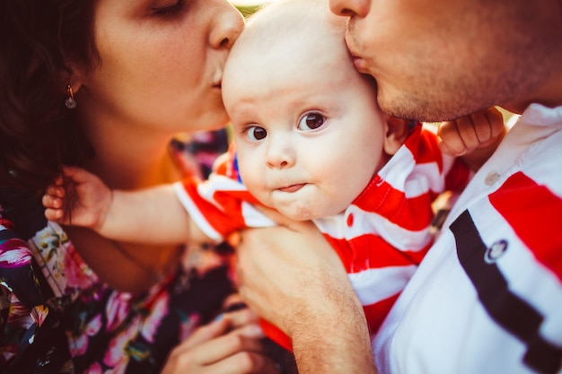 Le Garçon A Lair Drôle Alors Que Les Parents Embrassent Sa