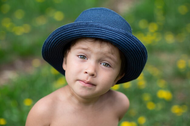 Garcon De Bebe Mignon Drole En Chapeau Bleu Sur Le Terrain D Ete Exterieur Photo De Haute Qualite Photo Premium