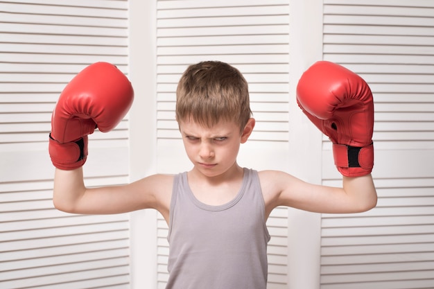 Garçon En Colère Dans Des Gants De Boxe Rouges. Photo Premium