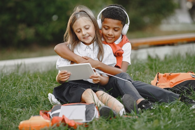 Garcon Et Petite Fille Metisse Dans Le Parc Photo Gratuite