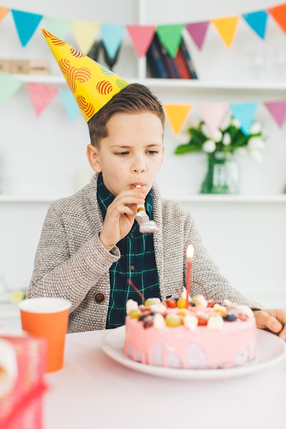 Garcon Souriant Avec Un Gateau D Anniversaire Photo Gratuite