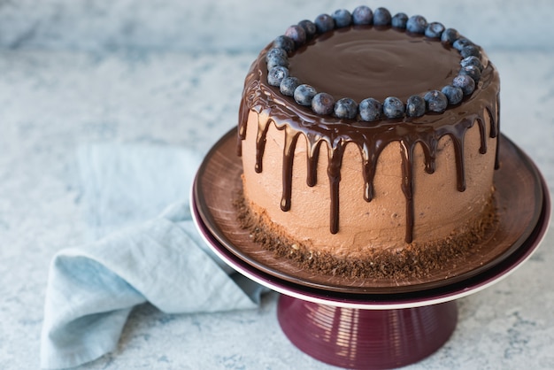 Gateau D Anniversaire Au Chocolat Aux Bleuets Et Glacage Au Chocolat Sur Fond Clair Photo Premium