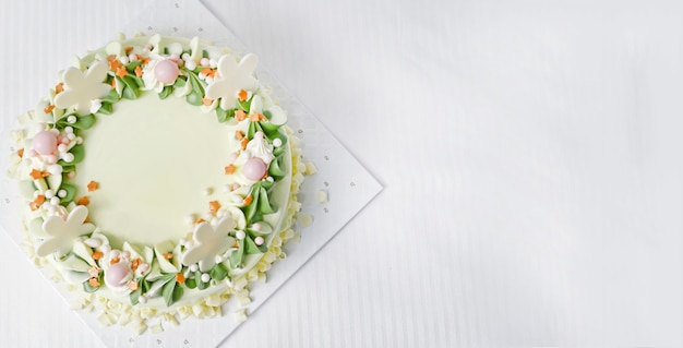 Gateau D Anniversaire Au Chocolat Blanc Est Cremeux Blanc Et Vert Avec De Beaux Petales En Spirale Sur Un Fond De Tissu Blanc Photo Premium