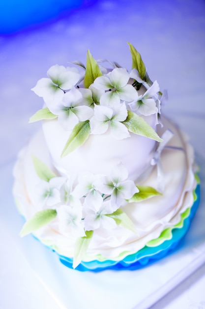 Gateau D Anniversaire Blanc Et Bleu Avec De Jolies Fleurs Pour Fille Et Des Decorations Pour La Fete Photo Premium